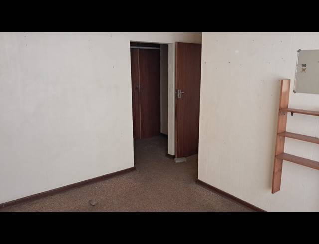 3 BEDROOM FREEHOLD FOR SALE IN CRYSTAL PARK